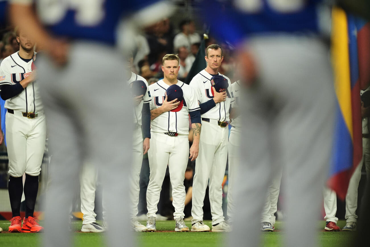 決勝のセレモニーで相対する米国とベネズエラ（AP）