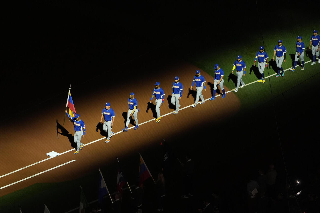 WBC決勝の暗転したグラウンドに入場するベネズエラチーム（AP）