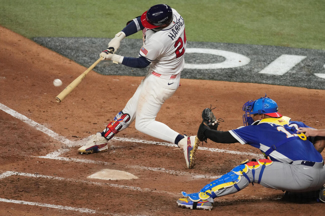 8回裏、同点2ランを放つ米国のハーパー（AP）