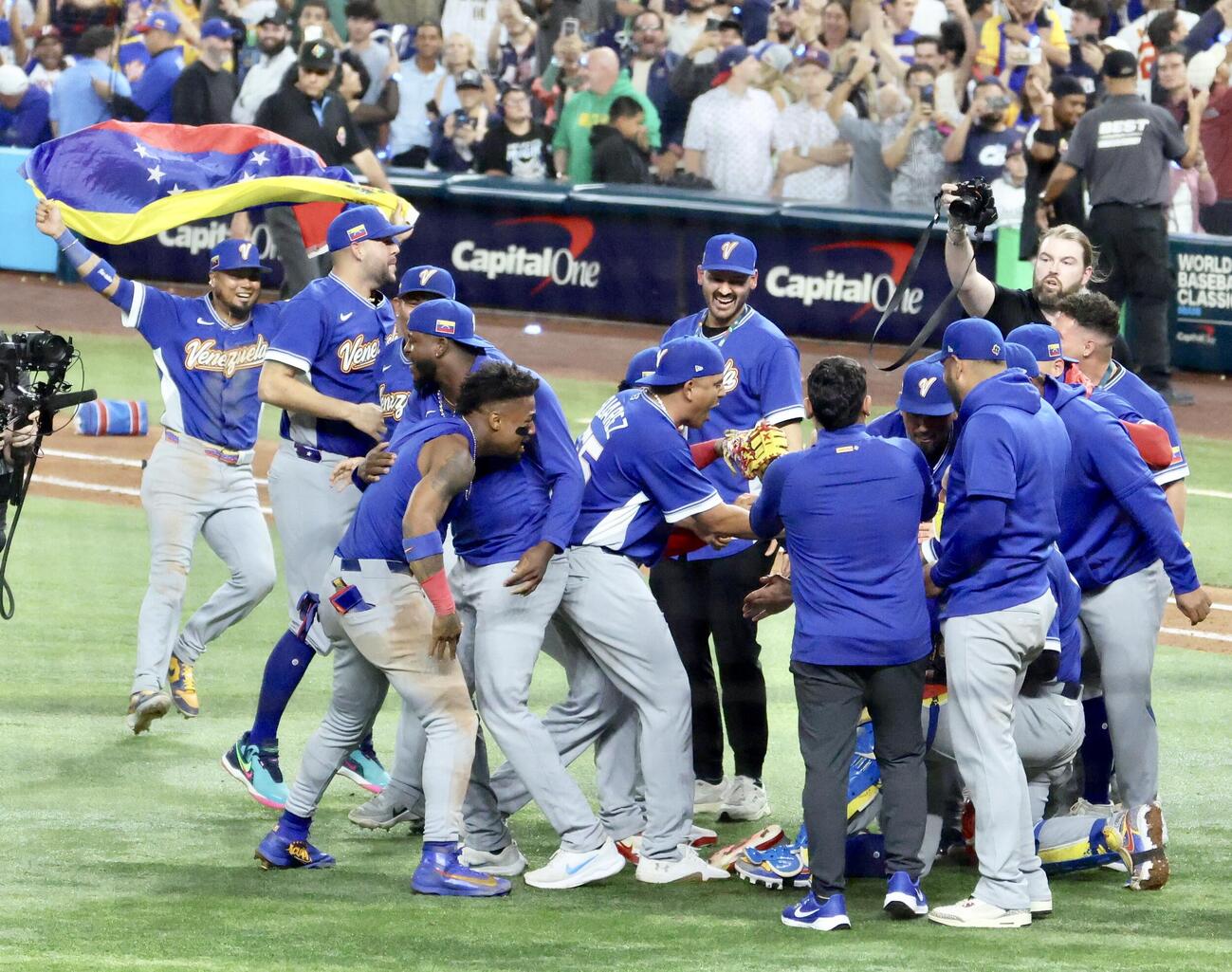 米国対ベネズエラ　米国に勝利し優勝を決め歓喜するベネズエラ代表（撮影・河田真司）