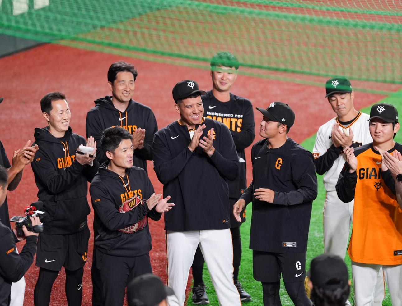 WBCで母国のベネズエラが優勝し笑顔を見せる巨人マタ（中央）（撮影・増田悦実）