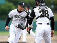 今季初実戦となるＳＫ戦で、ベースカバーに入るダルビッシュ（２０１０年２月１８日＝撮影・井上学）