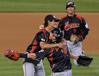 ＷＢＣ決勝で韓国を破り、駆け寄った城島（右）と抱き合うダルビッシュ（２００９年３月２３日＝撮影・菅敏）