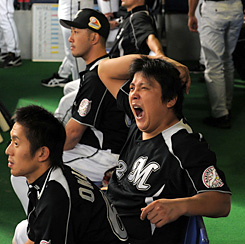 ２０１０年日本シリーズ第６戦　15回裏、日付が変わろうとする時間でベンチの金泰均（キム・テギュン）＝（手前）も大あくび