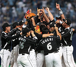 ２０１０年日本シリーズ第７回戦　日本一を決めマウンド付近で喜ぶロッテナイン