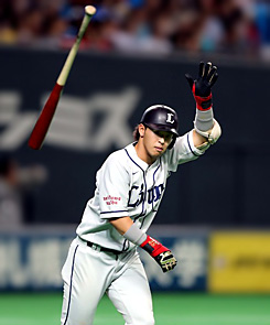 豪快な本塁打を放ち、バットを放り投げる浅村栄斗