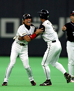 新庄剛志は、満塁で本塁打を放つも一塁走者の田中幸雄と抱きついてしまい単打となる