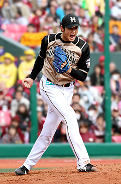 相手打者を三振に打ち取り、雄たけびを上げる大谷翔平
