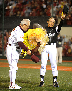 シーズン最終戦終了後、楽天野村克也監督から贈られた花束を手にファンの声援に応えるソフトバンク王貞治監督＝クリネックススタジアム宮城（08年10月7日）