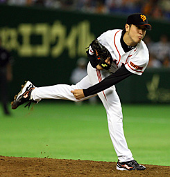 ６番手で登板し３イニングを投げきった山口鉄也＝２００８年１０月２４日
