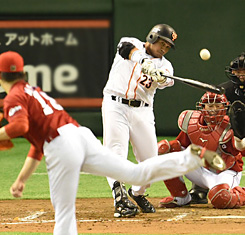 来日１号となる２点本塁打を放つフレデリク・セペダ。投手前田健太＝２０１４年５月１７日