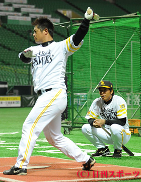 ティー打撃で汗を流す細川亨を頼もしそうに見つめるソフトバンク・秋山監督 