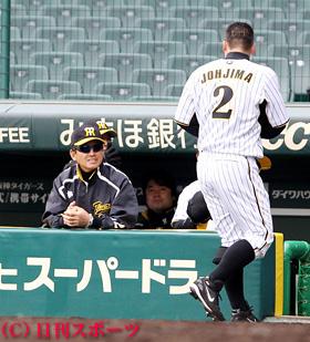 安打を記録した城島健司（右）と談笑する阪神・真弓監督