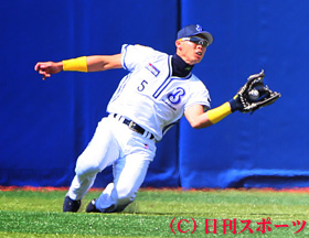 対中日戦（４月１４日）で中日・和田一浩の打球を好捕する森本稀哲