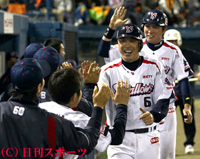 ４月２６日の巨人戦でナインと笑顔でハイタッチする、宮本慎也（手前） 