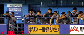 この年の交流戦でロッテに５敗目を喫し、元気のない表情の堀内恒夫監督（当時）ら巨人ナイン（０５年６月９日）