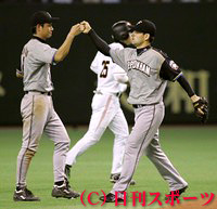 ２００６年の交流戦で巨人を破りグータッチをする日本ハムマイケル中村と金子誠（０６年５月２３日） 