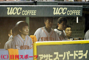 降雨ノーゲームとなり、雨を見つめる巨人・仁志敏久（２００４年９月５日、甲子園球場）