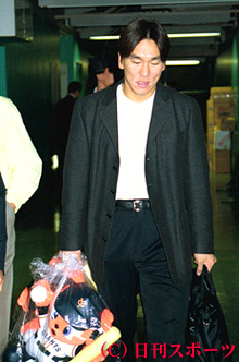 試合後、球場を後にする巨人・松井秀喜（２００１年４月１３日）