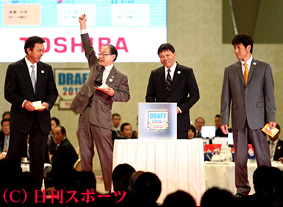 ２０１０プロ野球ドラフト会議で斎藤佑樹の交渉権を獲得し、ガッツポーズの日本ハム藤井純一球団社長（２０１０年１０月２８日）