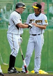 シート打撃登板前、メンチと笑顔で話す藤川球児（右）（撮影・河南真一）