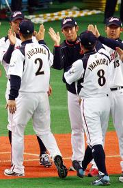 岩田（中央）は城島、松坂らと笑顔とハイタッチ（撮影・浅見桂子）