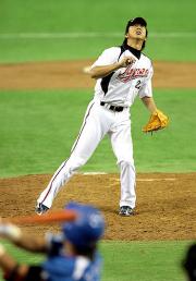 韓国４番金泰均を一邪飛に仕留め、打球を見上げた藤川（撮影・宇治久裕）
