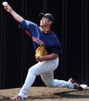 南郷キャンプ合流後はじめてのブルペンで力投する松坂（撮影・小沢裕）