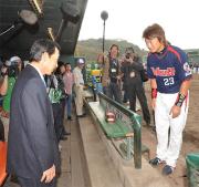 視察に訪れたＷＢＣ日本代表の篠塚コーチ（左）にあいさつする青木