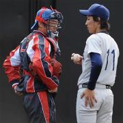 ヤクルト前監督の古田敦也氏（左）からカーブを絶賛された西武岸