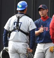 レッドソックス松坂（右）は西武細川と配球の確認