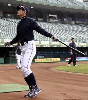 打撃練習中、右打ちでヤンキースのＡ・ロドリゲスの物まねをするイチロー