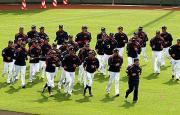 イチロー(左)は全体ランニングで先頭を走り笑顔を見せる