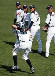 左から福留、青木、亀井、松中の見守る中、背面キャッチをするイチロー