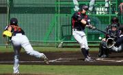 シート打撃で田中（左）はイチローから空振り三振を奪う。捕手城島