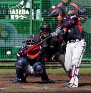 シート打撃で岸から右前打を放つ中島（撮影・鹿野芳博）