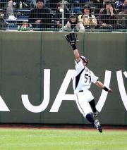 シート打撃で亀井の右飛をジャンピングキャッチするイチロー