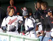 松坂から右越え本塁打を放ちベンチで喜ぶ青木