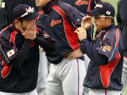 練習中、川崎（右）のサングラス姿にウケるイチロー（撮影・加藤哉）
