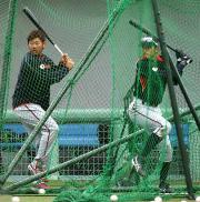 松坂(左)は居残りで特打する川崎をマネする