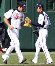 先発した和田（右）は田中とタッチを交わし交代した（撮影・鹿野芳博）