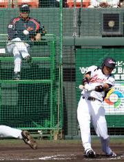 稲葉は先制３ラン本塁打を放つ。後方は原監督