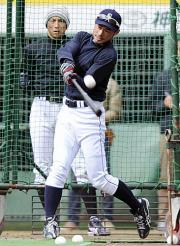 フリー打撃で調整するイチロー。後ろは川崎（共同）