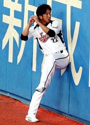 藤川は外野のフェンスに向かって体重移動のチェックをする