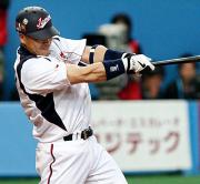 ４回裏無死一塁、城島が右前安打を放つ