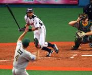 ３回裏、安打を放つイチロー