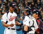 ２回表、１点を失ったダルビッシュは交代を告げられうつむく
