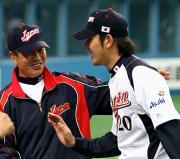 岩隈（右）は山田コーチから笑顔で出迎えられる