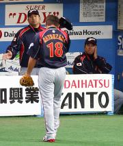 ２点を先制されたところで降板した松坂の奥で原監督（右）は心配げな表情