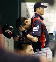 ７回裏２死、投ゴロで凡退、ベンチへ戻ってヘルメットを脱ぐイチロー